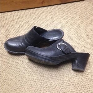 Very comfortable black heeled slides